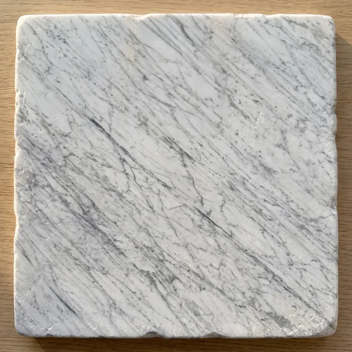 Placa de mármol Carrara con acabado envejecido, mate y de cantos gastados