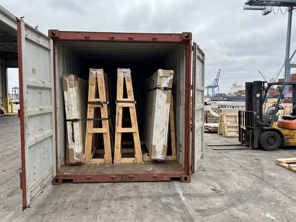 Placas de mármol sujetas dentro de un contenedor para el envío