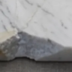 Esquina dañada de una placa de mármol