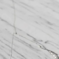 Fisura fina que corta la veta del mármol