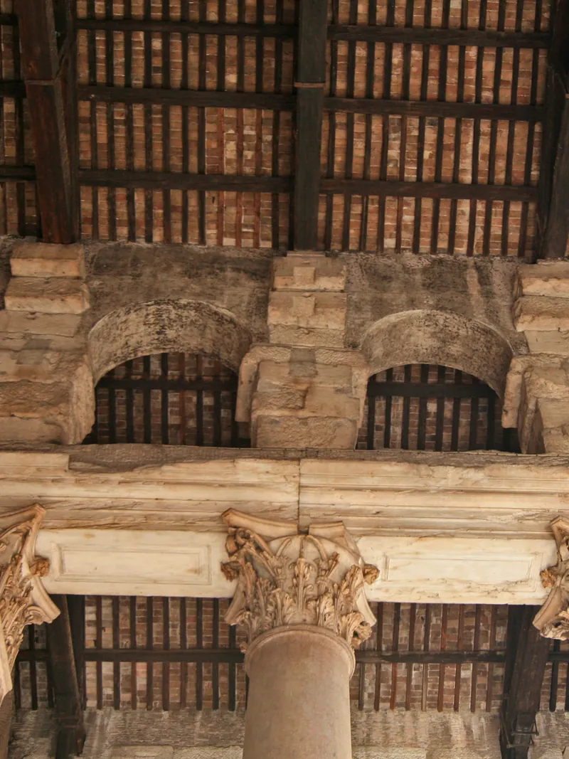 Columna de granito y capitel de mármol en el pórtico del Panteón de Roma