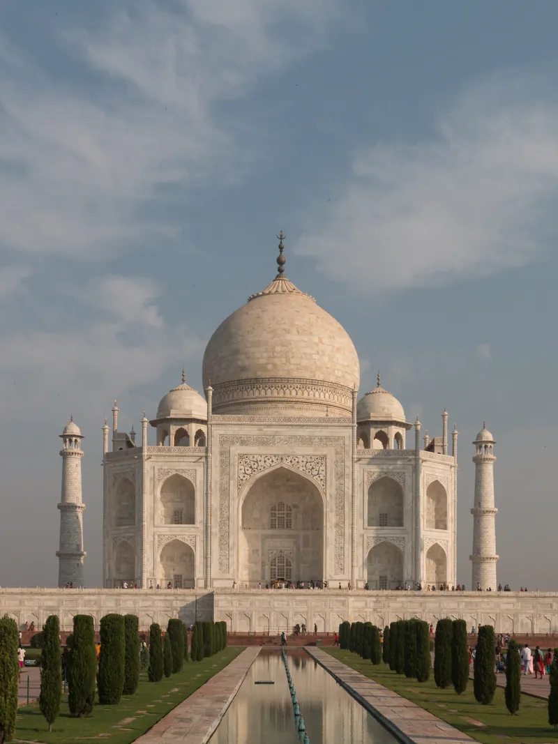 El Taj Mahal en Agra, revestido en mármol blanco de Makrana