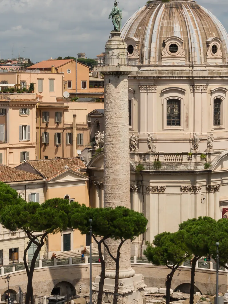 Columna Trajana en Roma, de mármol de Carrara, junto a la iglesia del Santísimo Nombre de María