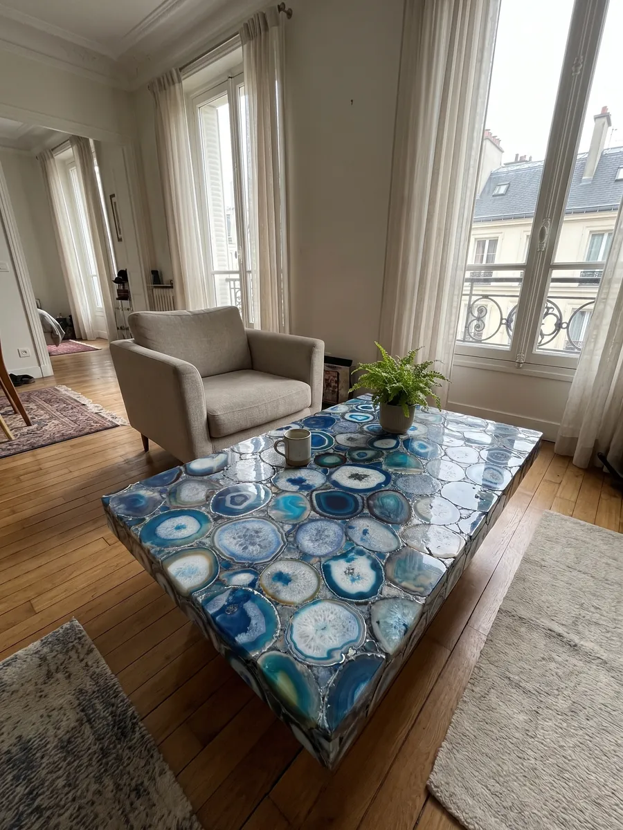Mesa de centro con cubierta de Ágata Azul en una sala: mosaico de rodajas de ágata azul con anillos concéntricos y centros blancos