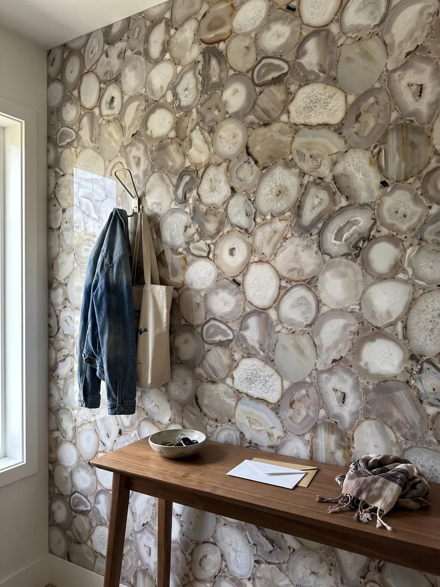 Pared de recibidor revestida con Ágata Gris con consola estrecha: rodajas de ágata gris beige y blanca, en tonos neutros