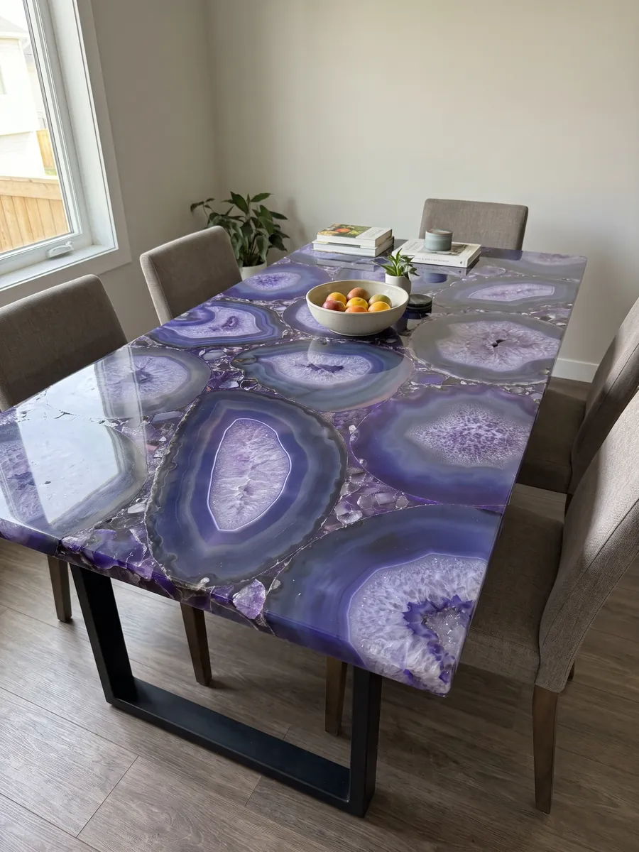 Mesa de comedor con cubierta de Ágata Morada sobre base de acero: rodajas grandes de ágata violeta azulado con centros lila cristalinos