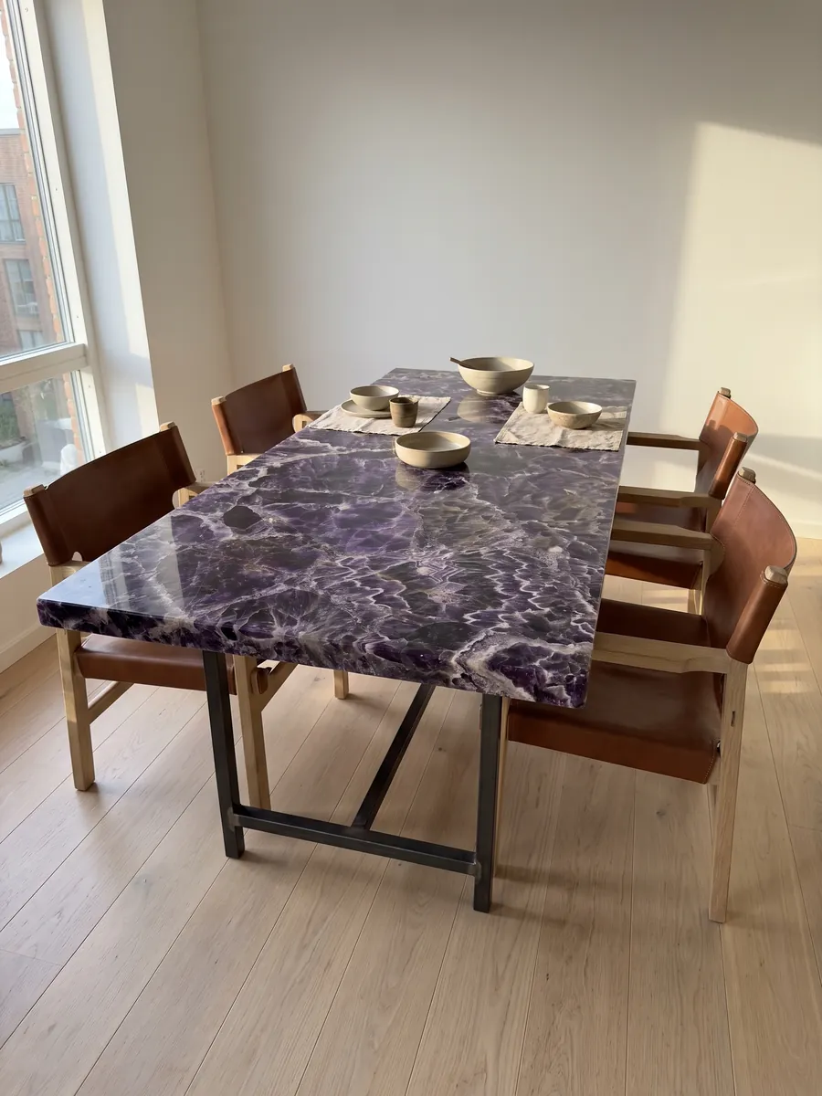 Mesa de comedor con cubierta de Amatista sobre base de acero: cristales violeta oscuro con franjas blancas y lilas en zigzag