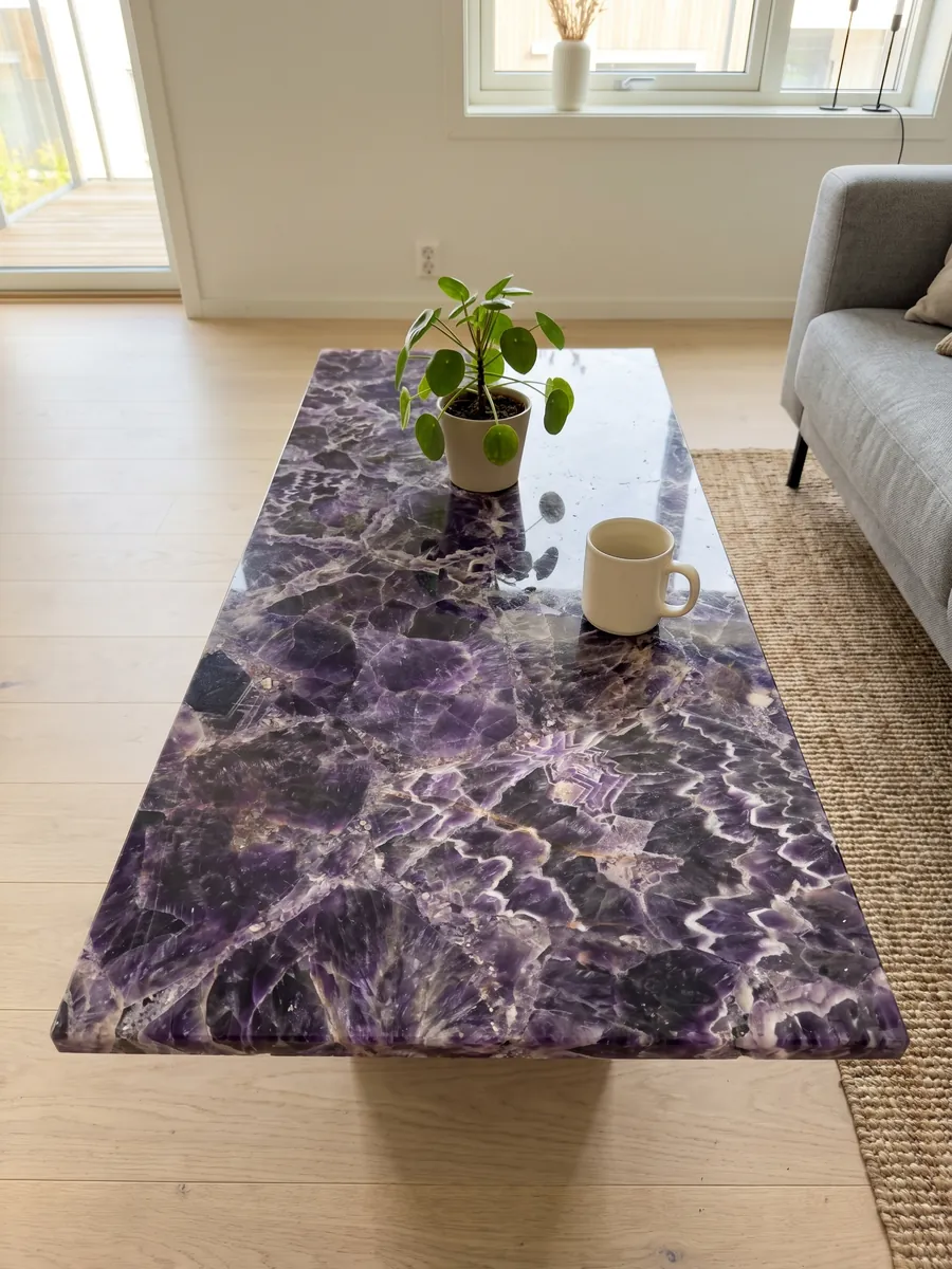 Mesa de centro con cubierta de Amatista en una sala: cristales violeta oscuro con franjas blancas y lilas en zigzag