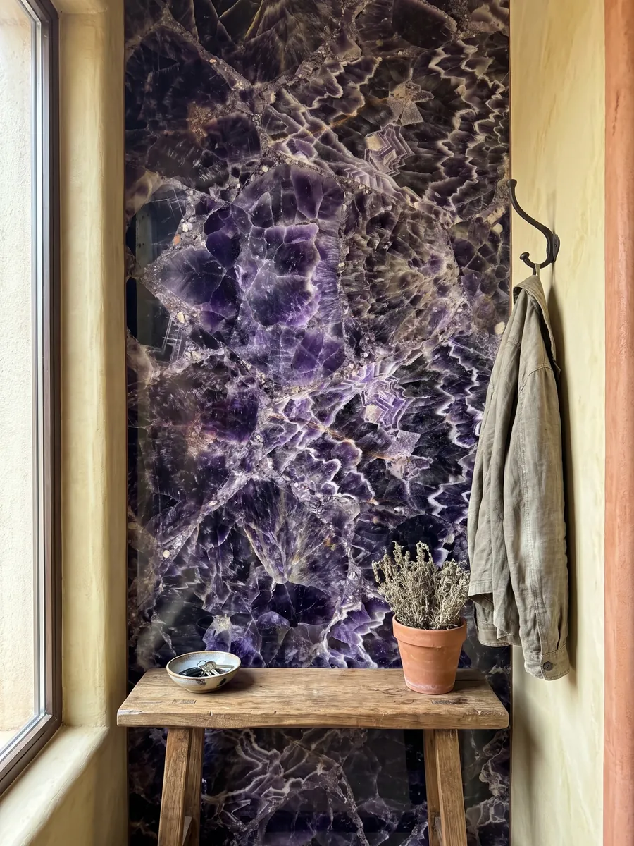 Pared de recibidor revestida con Amatista con consola estrecha: cristales violeta oscuro con franjas blancas y lilas en zigzag