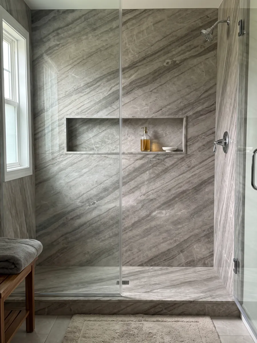 Ducha revestida con placas enteras de cuarcita beige Sky Pearl con nicho empotrado: greige con bandas paralelas más oscuras en diagonal