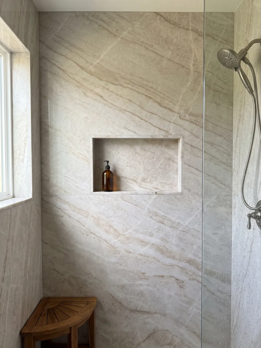 Ducha revestida con placas enteras de cuarcita beige Taj Mahal con nicho empotrado: beige claro con vetas suaves caramelo en diagonal