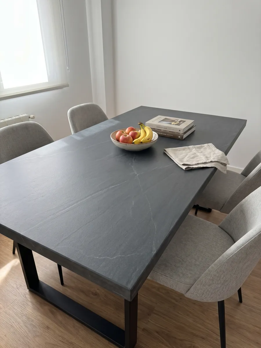 Mesa de comedor con cubierta de cuarcita gris Pietra del Cardoso sobre base de acero: gris pizarra oscuro uniforme, sin dibujo