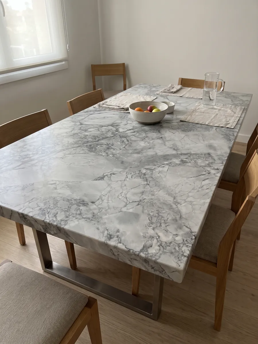 Mesa de comedor con cubierta de cuarcita gris Super White sobre base de acero: gris claro con red de vetas grises algo más oscuras