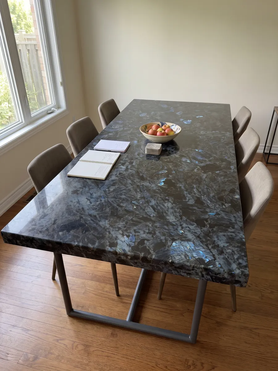Mesa de comedor con cubierta de cuarcita negra Lemurian sobre base de acero: negro de cristales grandes con destellos azul iridiscente