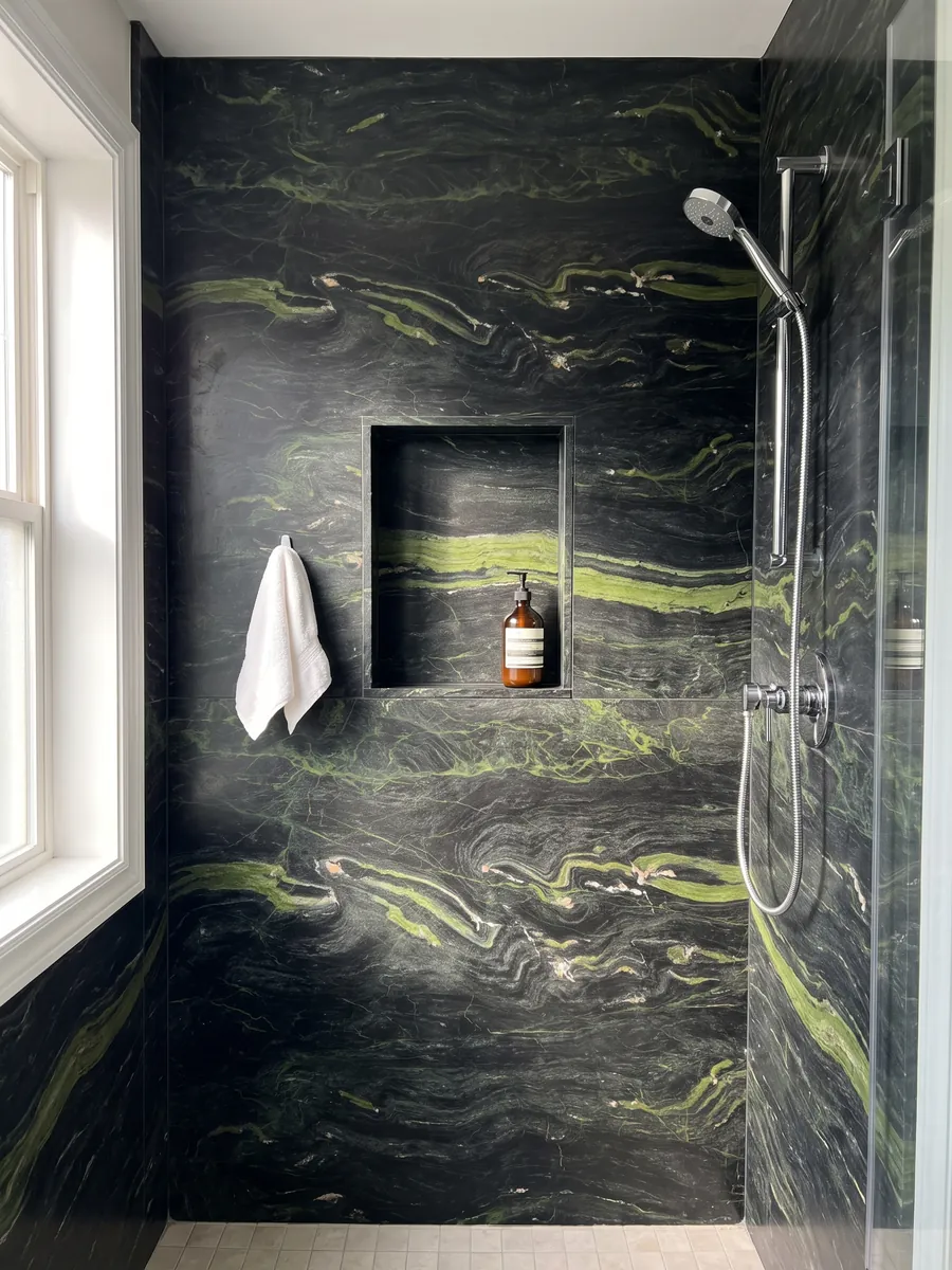 Ducha revestida con placas enteras de cuarcita negra Vancouver con nicho empotrado: negro verdoso con ondas verde lima horizontales