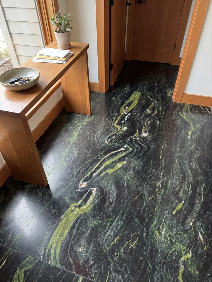 Piso de recibidor en placas grandes de cuarcita negra Vancouver con luz natural: negro verdoso con ondas verde lima horizontales