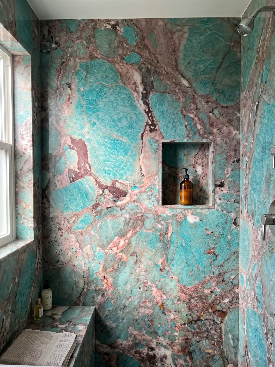 Ducha revestida con placas enteras de cuarcita verde Amazzonite con nicho empotrado: manchas turquesa intensas rodeadas de zonas rosadas y burdeos
