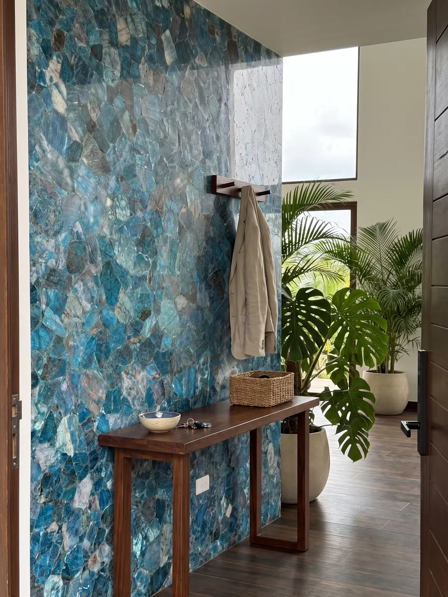 Pared de recibidor revestida con Cuarzo de Mar con consola estrecha: fragmentos turquesa y azules cristalinos muy juntos