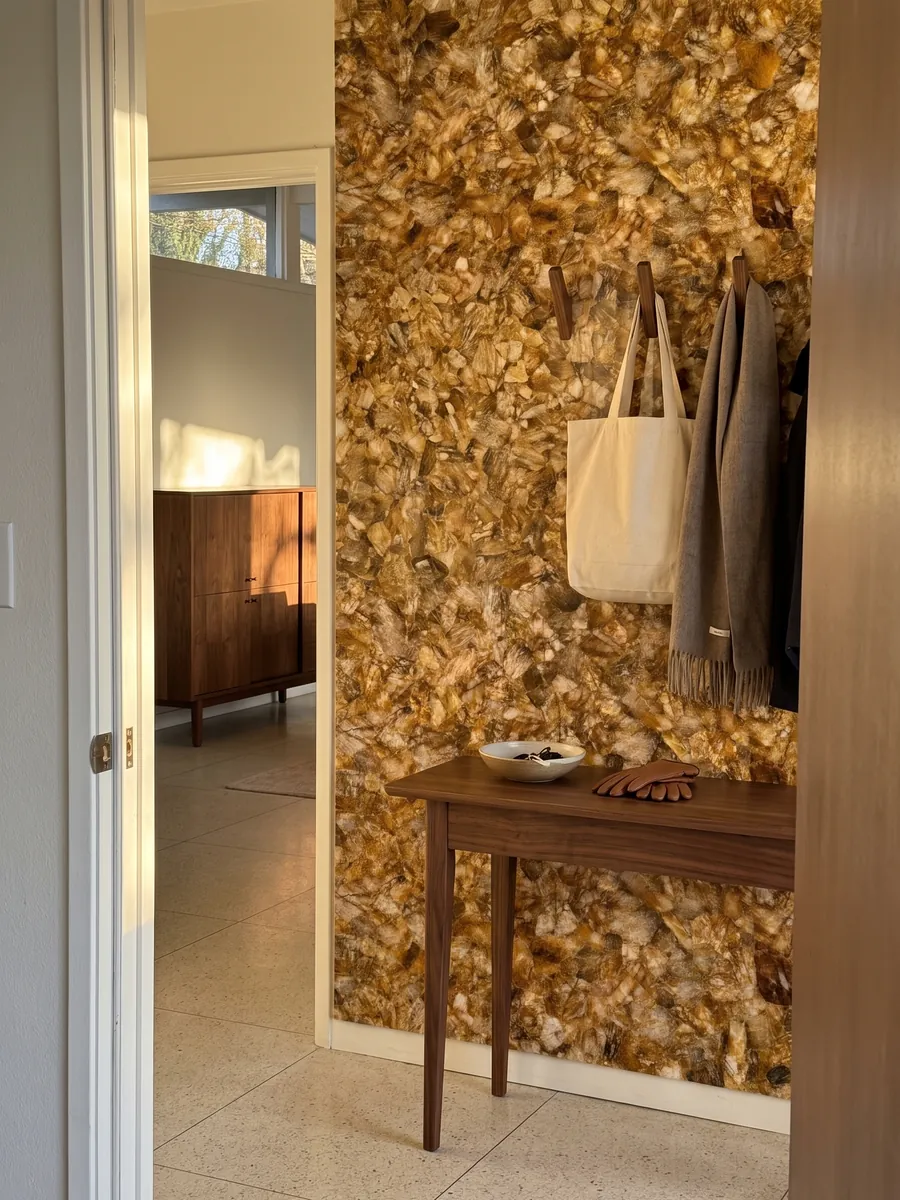 Pared de recibidor revestida con Cuarzo Limón con consola estrecha: fragmentos cristalinos miel y crema muy apretados