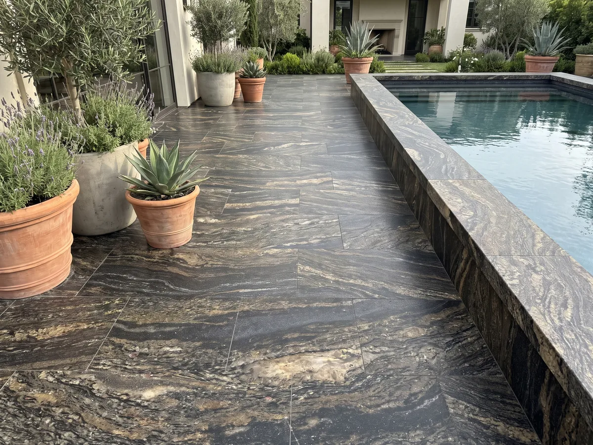 Piso de terraza y borde de piscina en granito negro Cosmic Gold con macetas: negro con zonas doradas y bronce en ondas horizontales