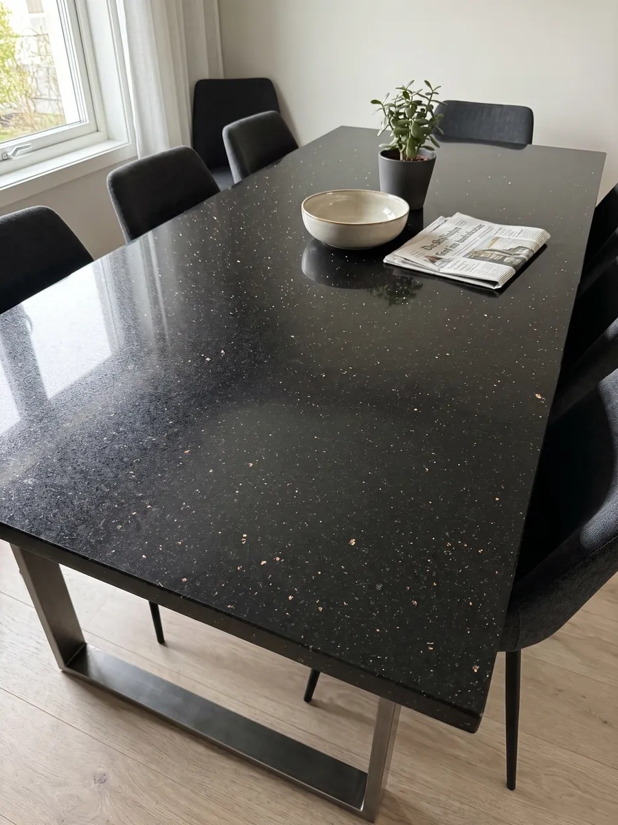 Mesa de comedor con cubierta de granito negro Star Galaxy sobre base de acero: negro con pequeños puntos dorados que brillan