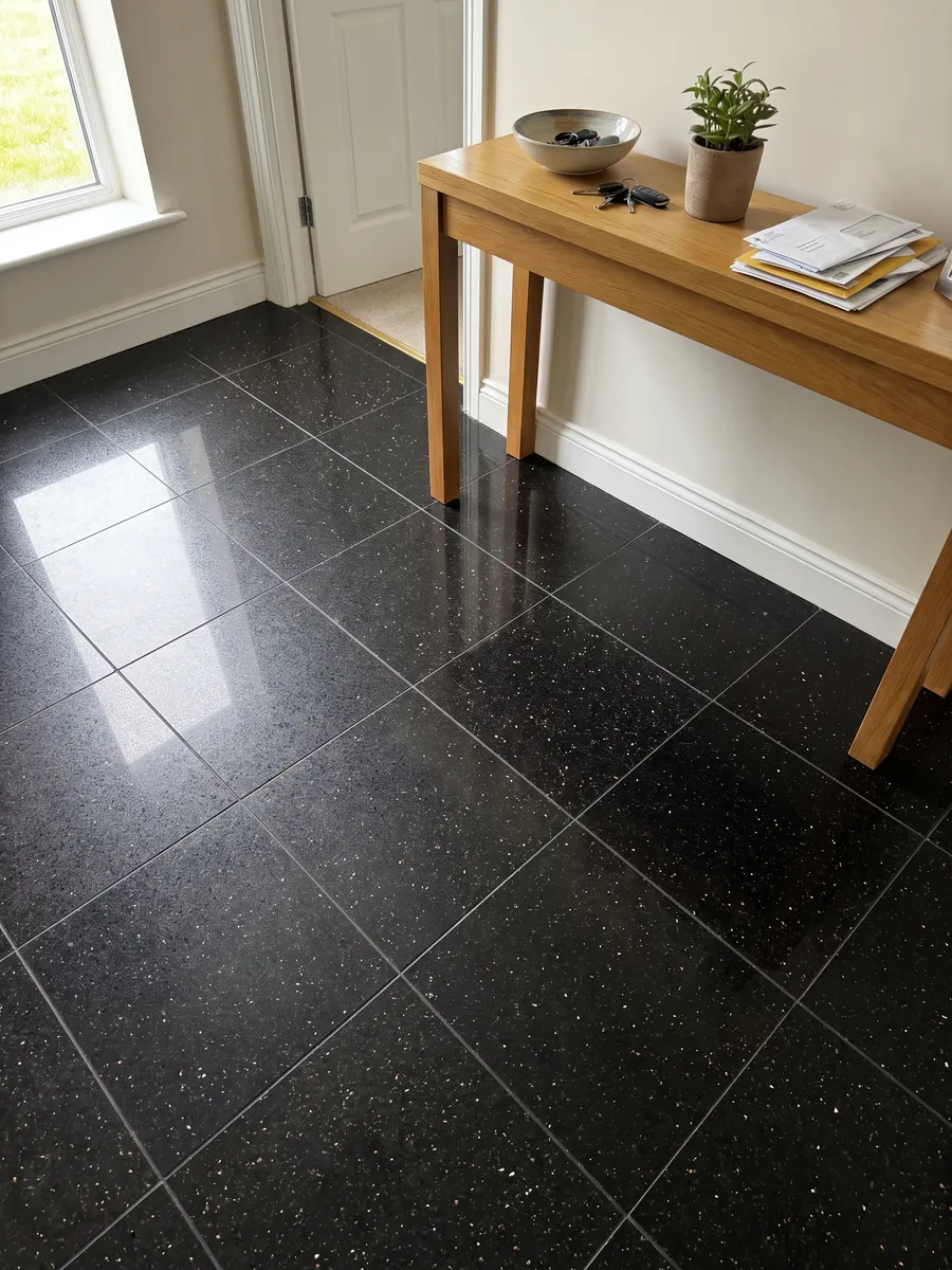 Piso de recibidor en placas grandes de granito negro Star Galaxy con luz natural: negro con pequeños puntos dorados que brillan