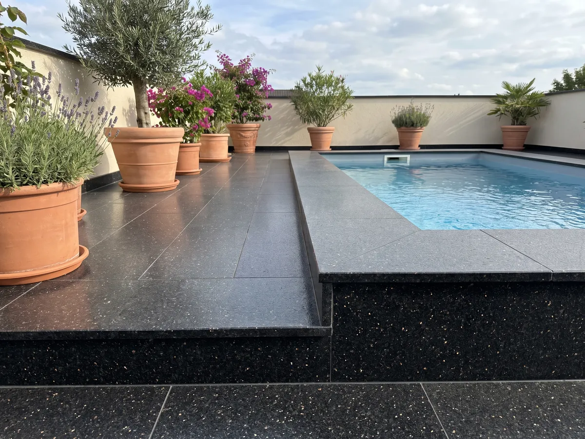 Piso de terraza y borde de piscina en granito negro Star Galaxy con macetas: negro con pequeños puntos dorados que brillan