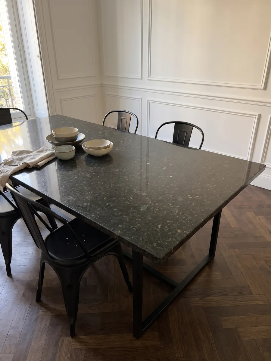 Mesa de comedor con cubierta de Granito Verde Ubatuba sobre base de acero: verde casi negro con destellos de verde claro y dorado