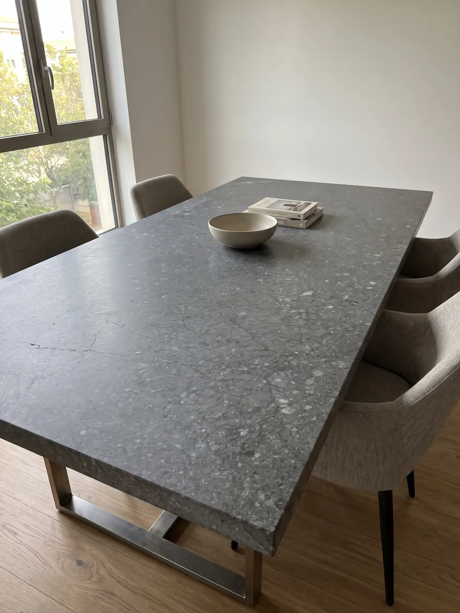 Mesa de comedor con cubierta de Mármol Azul Masaccio sobre base de acero: gris oscuro uniforme con pequeñas motas y fragmentos grises más claros