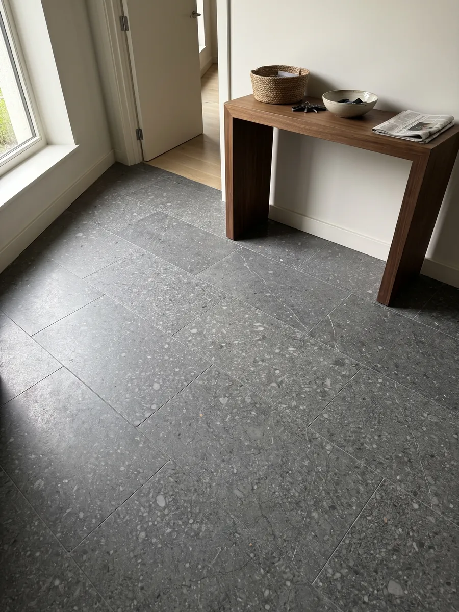 Piso de recibidor en placas grandes de Mármol Azul Masaccio con luz natural: gris oscuro uniforme con pequeñas motas y fragmentos grises más claros