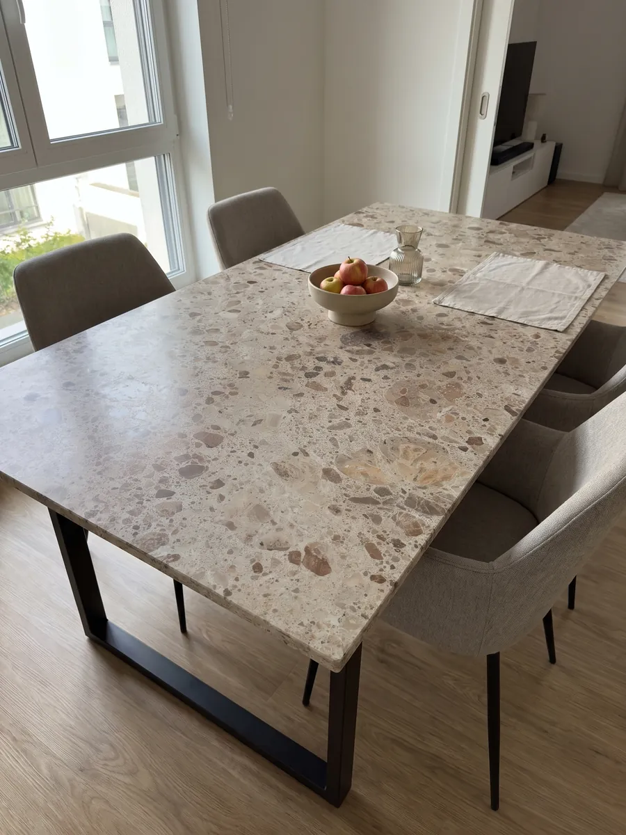 Mesa de comedor con cubierta de mármol beige Ambrosia sobre base de acero: matriz beige con fragmentos redondeados marrones y óxido de varios tamaños
