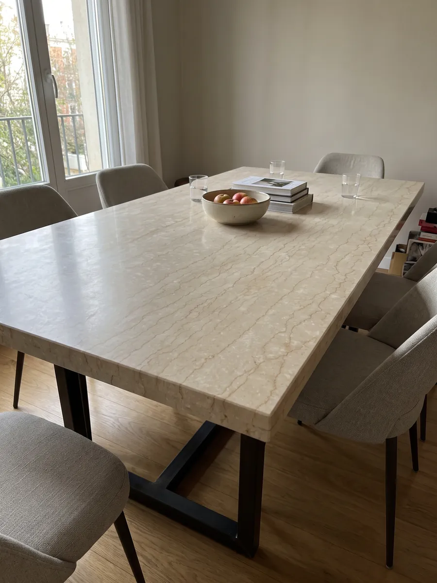 Mesa de comedor con cubierta de mármol beige Botticino Classico sobre base de acero: beige con vetas finas dentadas marrón claro que lo cruzan horizontalmente