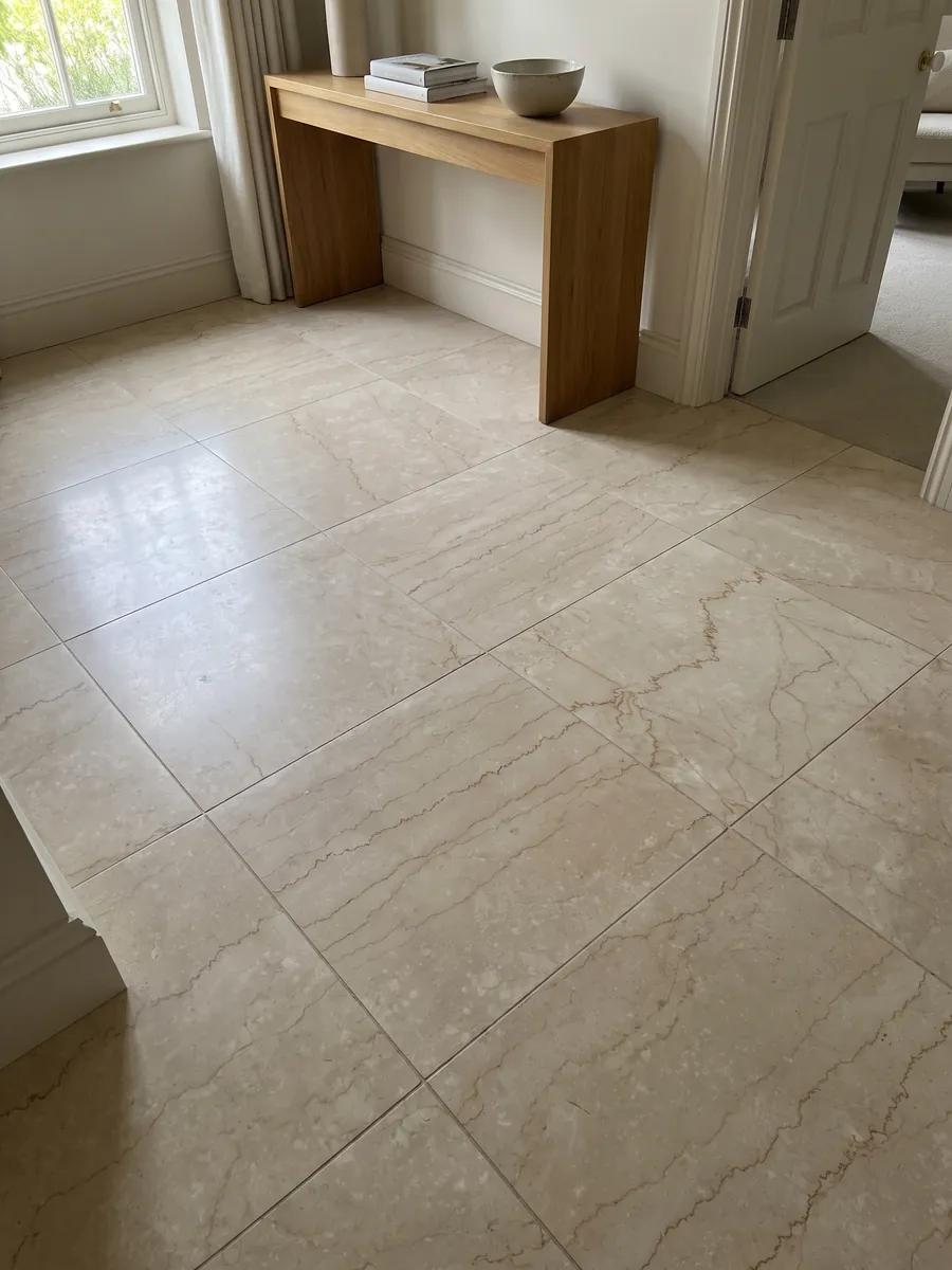 Piso de recibidor en placas grandes de mármol beige Botticino Classico con luz natural: beige con vetas finas dentadas marrón claro que lo cruzan horizontalmente