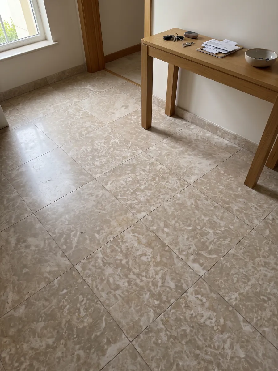 Piso de recibidor en placas grandes de mármol beige Botticino Fiorito con luz natural: beige rosado con manchas claras irregulares tipo flor repartidas