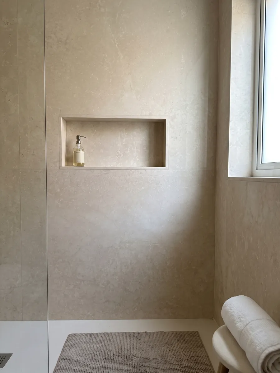 Ducha revestida con placas enteras de mármol beige Botticino Light con nicho empotrado: beige claro muy uniforme vista como placa completa