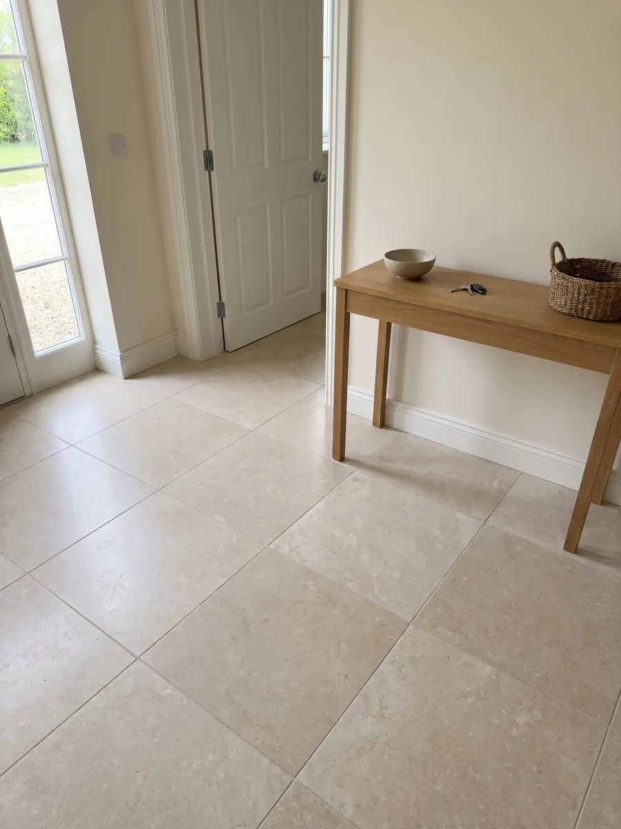 Piso de recibidor en placas grandes de mármol beige Botticino Light con luz natural: beige claro muy uniforme vista como placa completa