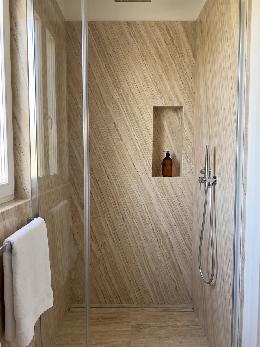 Ducha revestida con placas enteras de mármol beige Daino Reale con nicho empotrado: beige con vetas finas paralelas en diagonal tipo madera