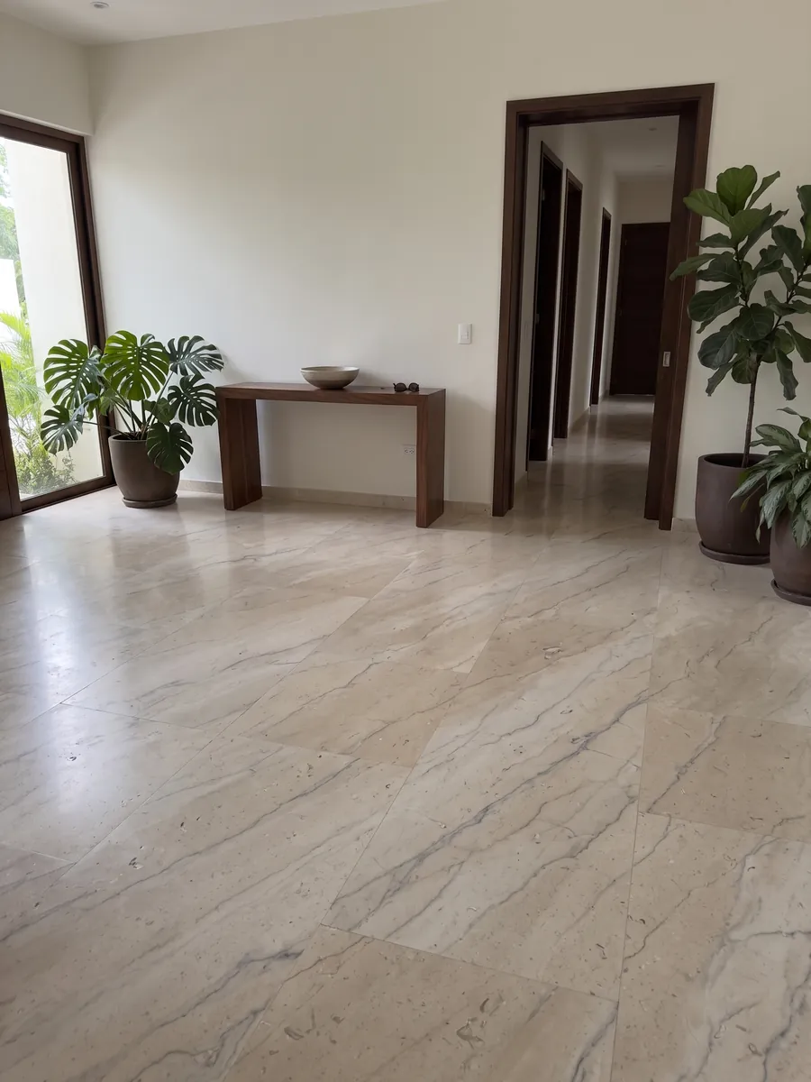 Piso de recibidor en placas grandes de Mármol Beige Maya con luz natural: beige cálido con vetas grises suaves y pequeños fósiles
