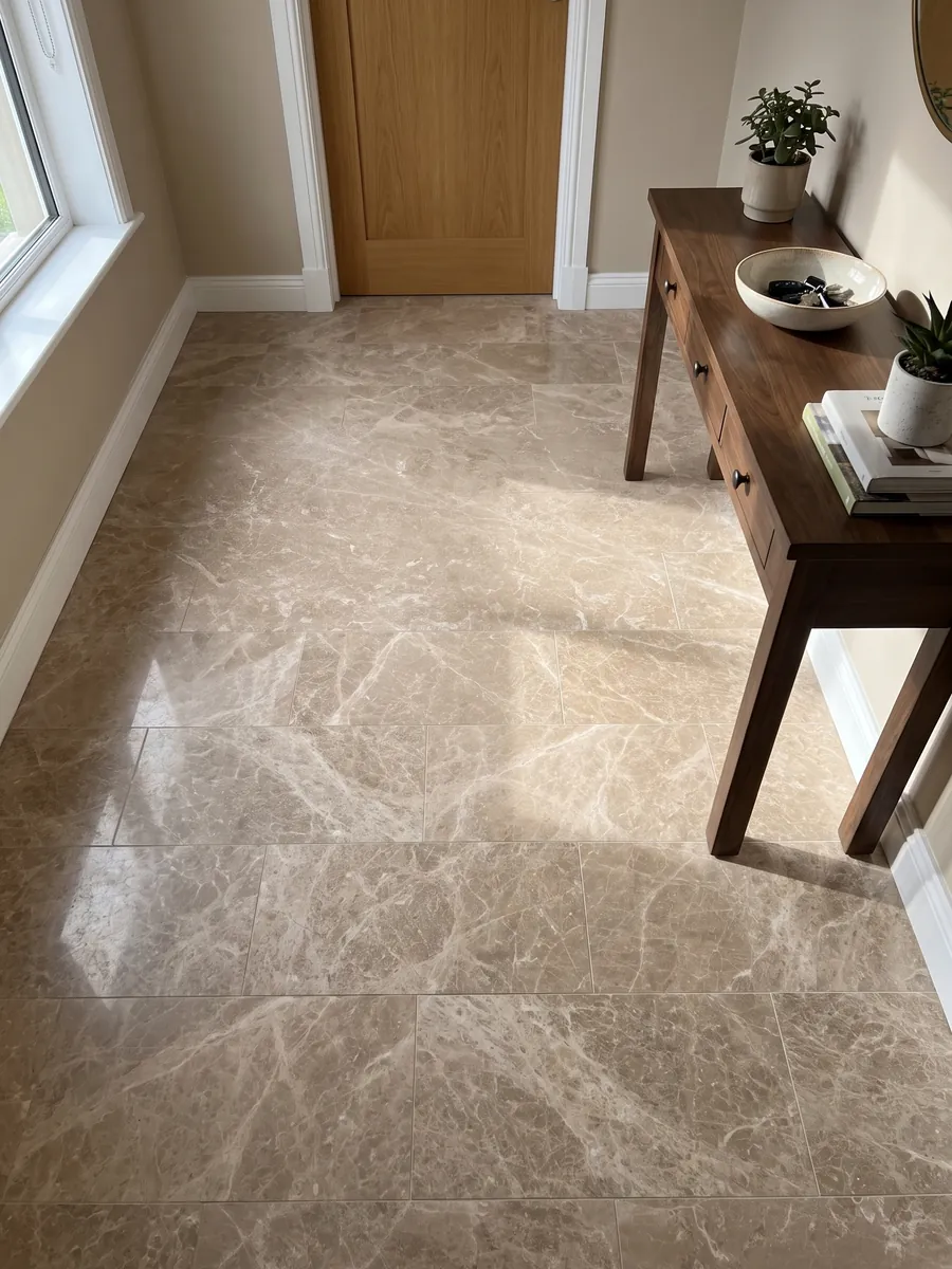 Piso de recibidor en placas grandes de mármol beige Monaco Claro con luz natural: beige rosado con una red fina y pareja de vetas color crema