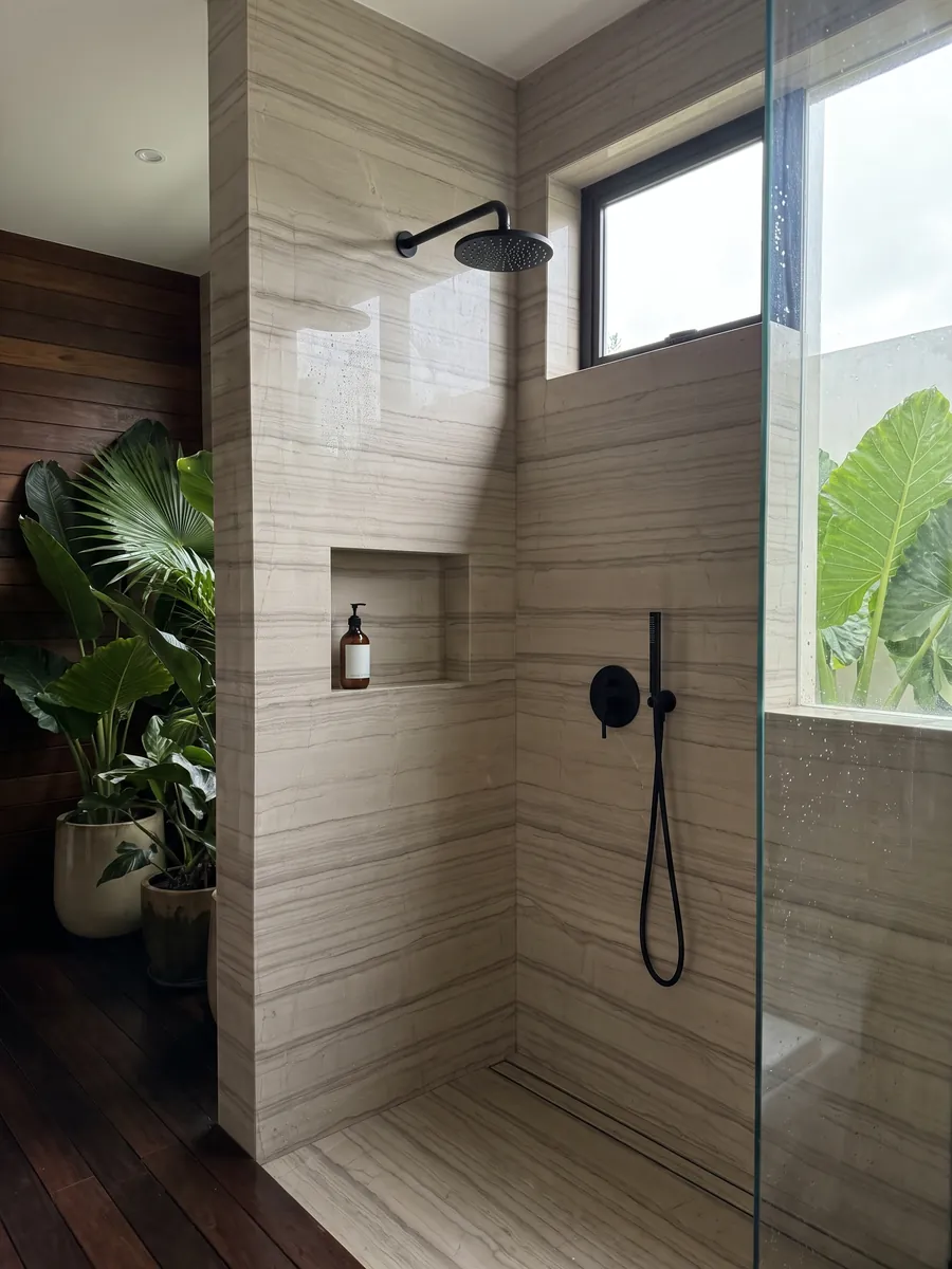 Ducha revestida con placas enteras de mármol beige Striato Elegante con nicho empotrado: beige topo con líneas horizontales paralelas que recuerdan a la madera