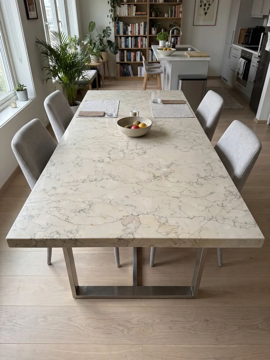 Mesa de comedor con cubierta de mármol beige Verdello sobre base de acero: fondo beige con una red fina de líneas grises sinuosas, como craquelado