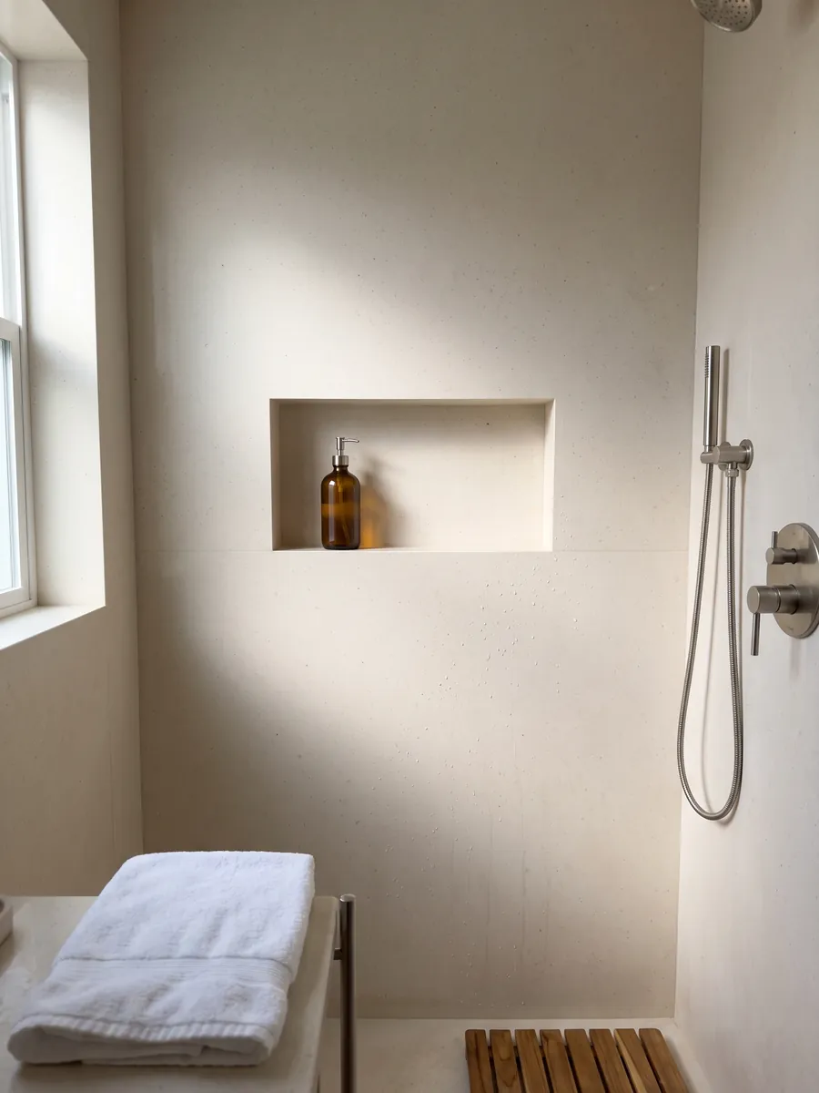 Ducha revestida con placas enteras de mármol beige Veselje con nicho empotrado: crema liso y homogéneo, con puntitos oscuros apenas visibles