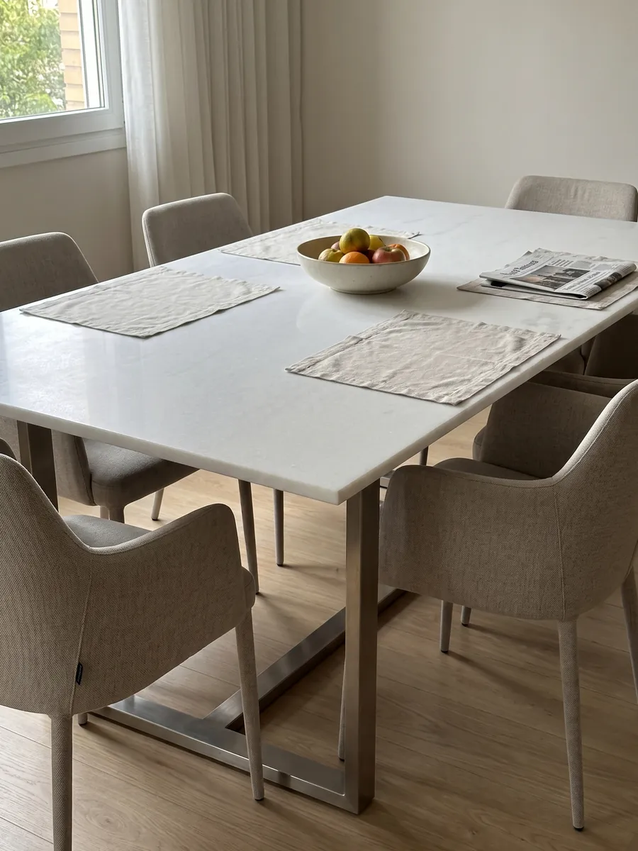 Mesa de comedor con cubierta de Mármol Blanco Ghiaccio sobre base de acero: blanco puro casi sin dibujo visible