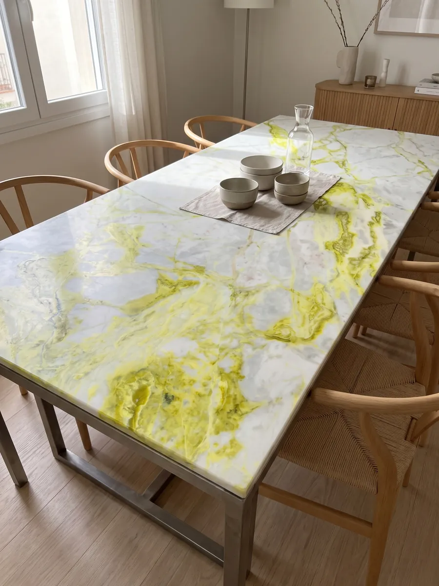 Mesa de comedor con cubierta de mármol blanco Luminous sobre base de acero: blanco azulado con vetas amarillo limón muy intensas