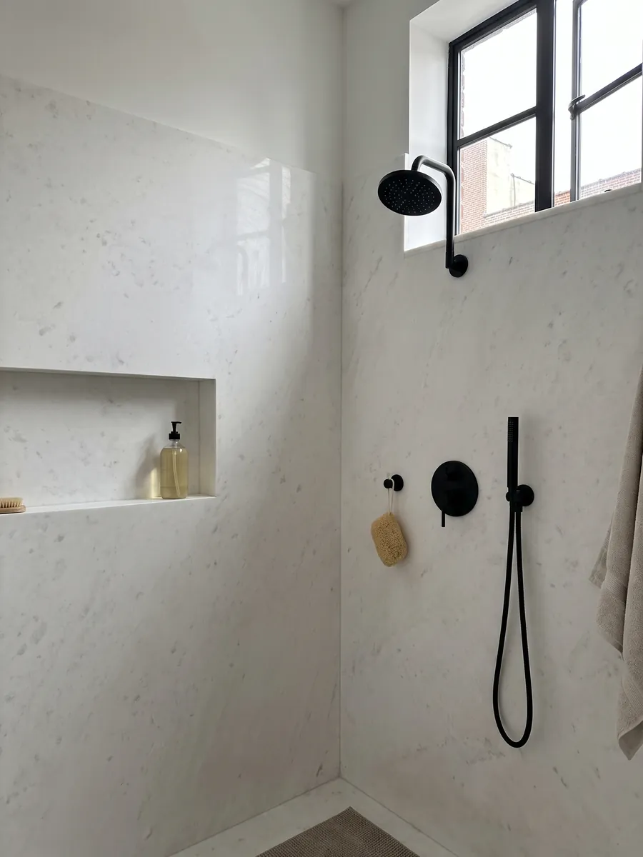 Ducha revestida con placas enteras de mármol blanco Opal White con nicho empotrado: blanco liso y uniforme, casi sin dibujo