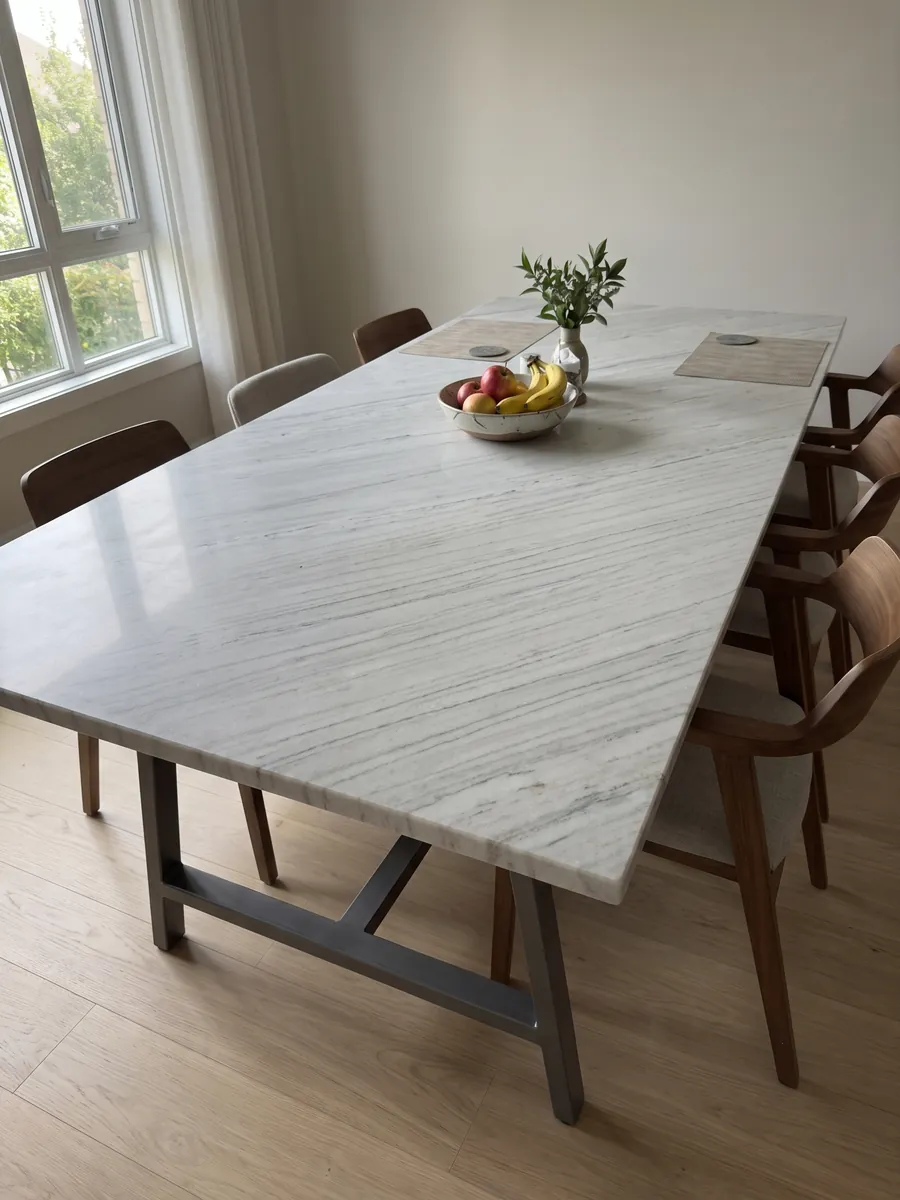 Mesa de comedor con cubierta de mármol blanco Palissandro sobre base de acero: blanco grisáceo con trazos grises finos y paralelos en diagonal