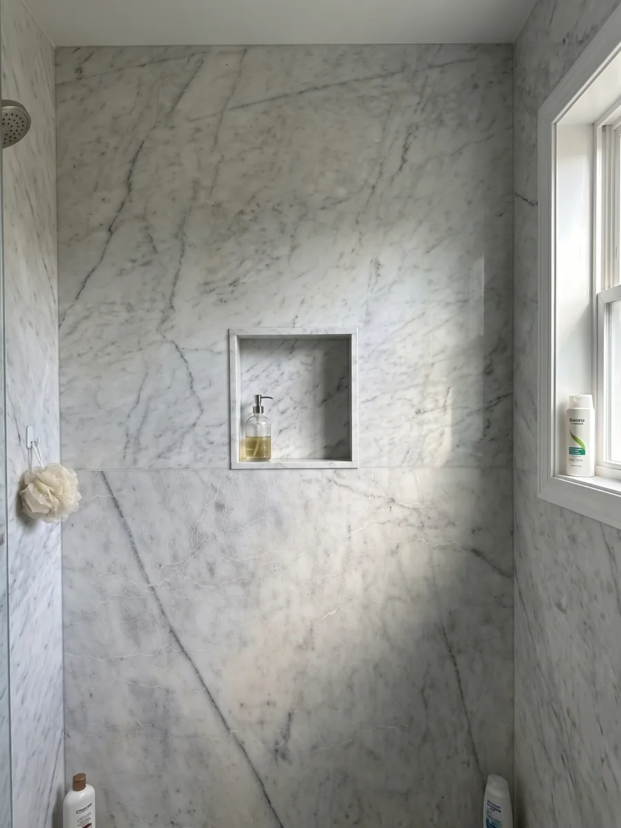 Ducha revestida con placas enteras de mármol blanco Silver Glace con nicho empotrado: blanco limpio con pocas vetas grises finas en diagonal