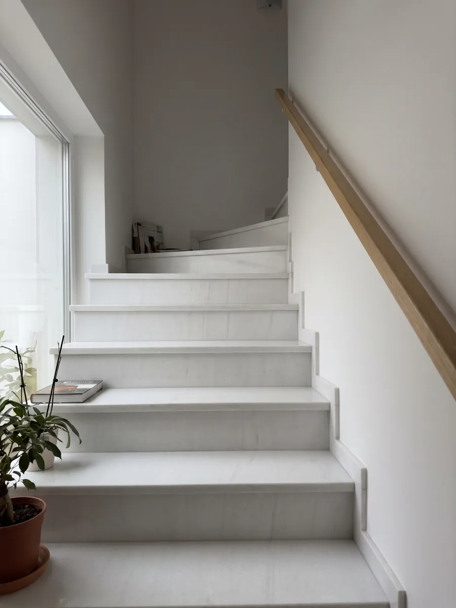 Escalera interior con peldaños de Mármol Blanco Sivec con pasamanos: blanco muy puro y homogéneo, prácticamente sin dibujo