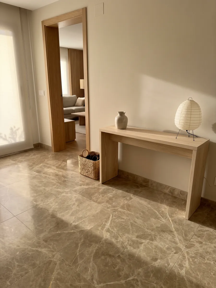 Piso de recibidor en placas grandes de mármol café Emperador Claro con luz natural: marrón claro con red de vetas crema finas