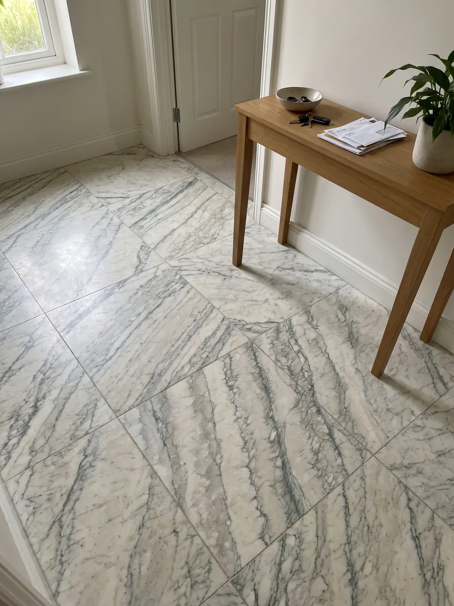 Piso de recibidor en placas grandes de Mármol Cipollino Verde con luz natural: blanco cálido con franjas paralelas de vetas verdosas finas